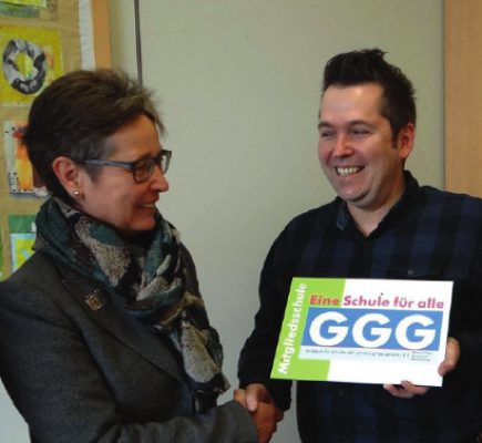 Übergabe des Schildes an Schulleiterin Christina Scharfenberg